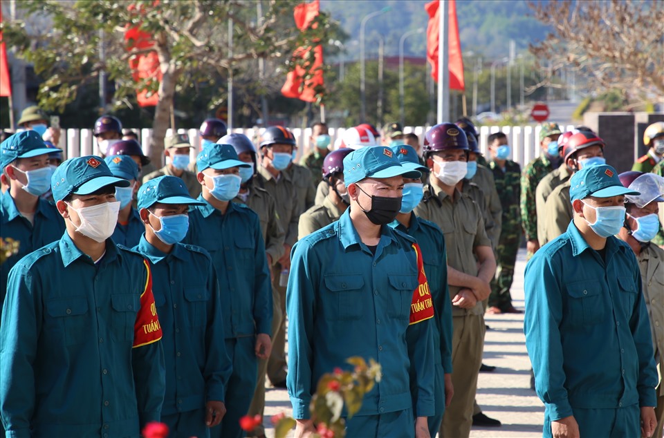 Lực lượng tại chỗ tham gia đảm bảo trật tự dịp Tết ở vùng biên giới Lao Bảo. Ảnh: Hưng Thơ.
