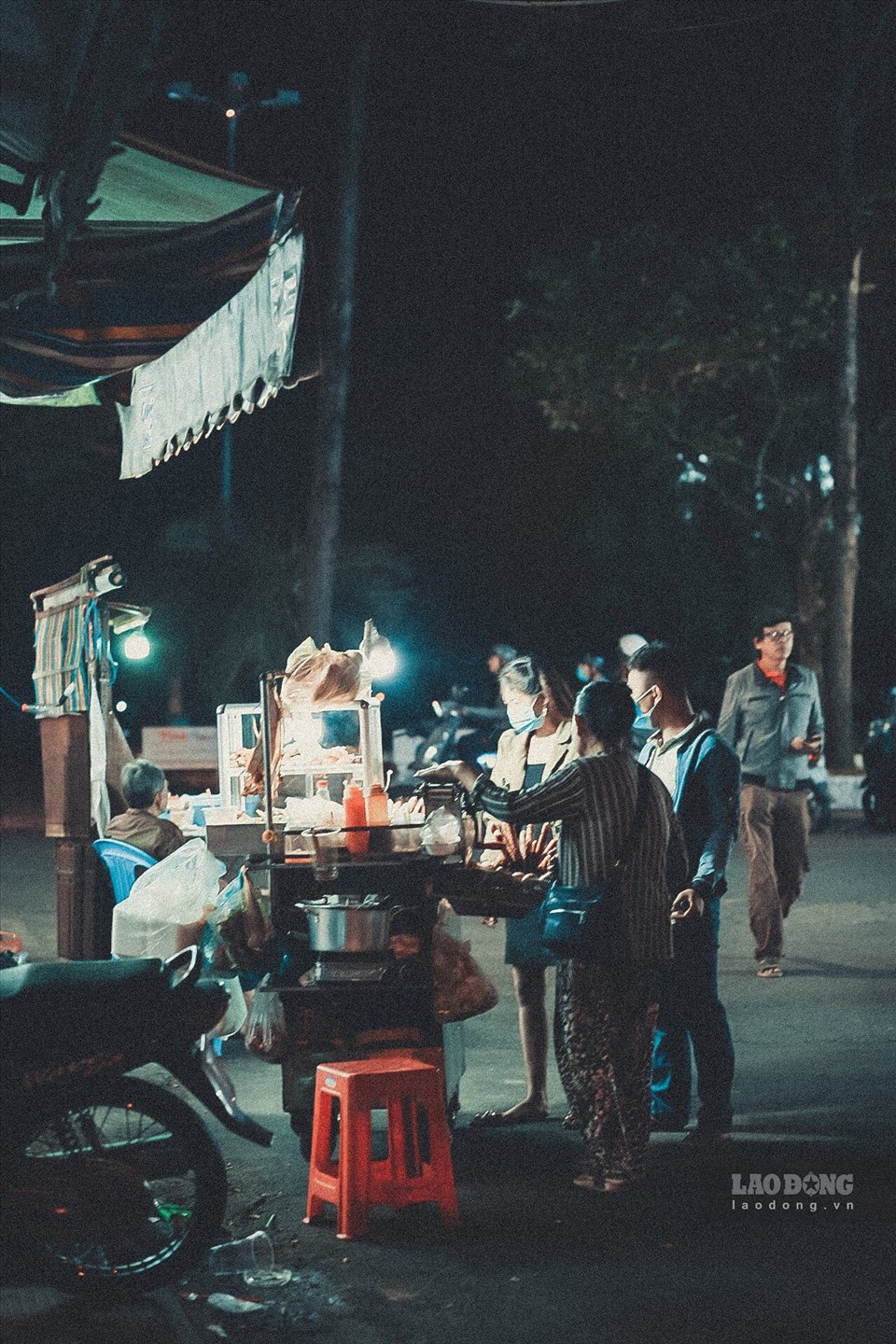 Đêm giao thừa: Đêm giao thừa tại Hà Nội là một trải nghiệm khó quên trong đời. Khắp phố phường, từ các căn hộ chung cư đến những công viên, tất cả đều tràn ngập ánh đèn rực rỡ, âm nhạc và tiếng cười vui tươi của người dân đón Tết.