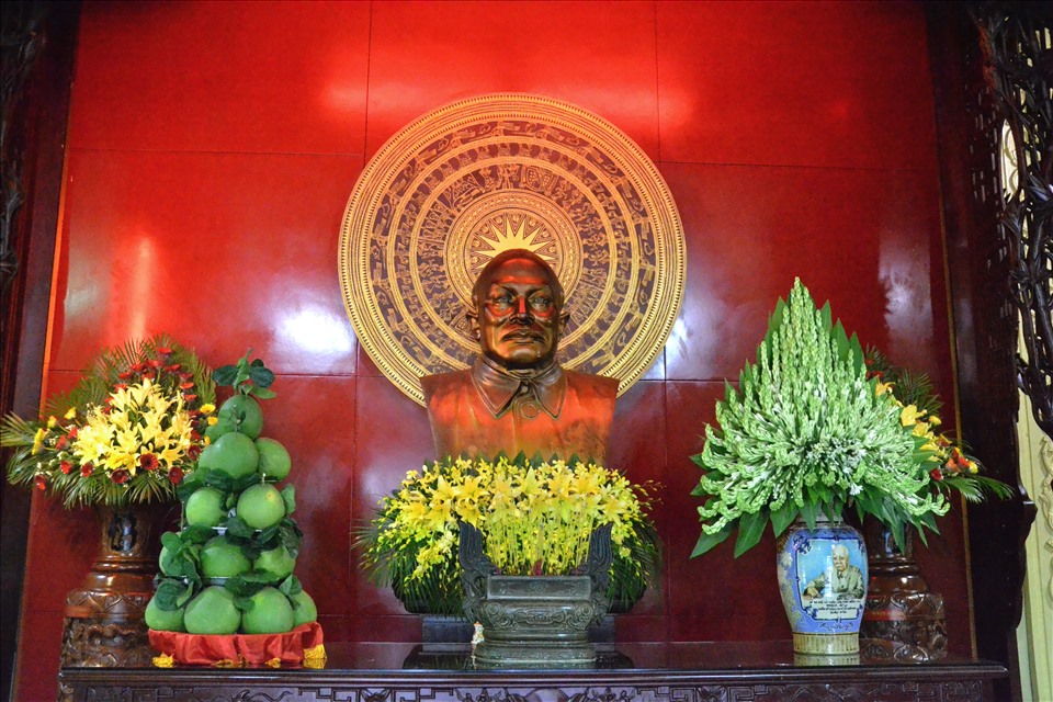 Tượng Chủ tịch Tôn Đức Thắng được bày trí ở nơi trang trọng nhất trong Đền thờ Bác Tôn. Ảnh: Lục Tùng