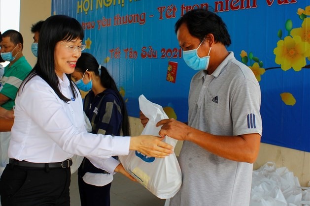 Bà nguyễn Thị Hoàng Vân - Tổng Giám đốc Tổ chức Tài chính Vi mô CEP - trao quà cho các công nhân lao động có hoàn cảnh khó khăn do ảnh hưởng của dịch COVID-19. Ảnh: Đức Long