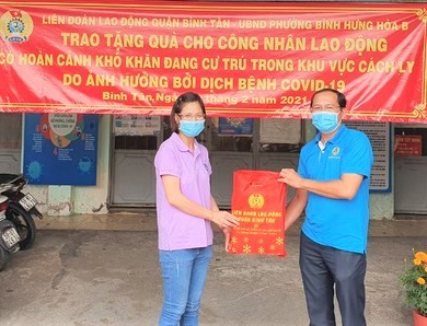 Đại diện LĐLĐ Quận Bình Tân, TPHCM đến thăm, tặng quà cho các gia đình công nhân ở khu vực bị phong tỏa do có người liên quan đến dịch COVID-19. Ảnh Đức Long