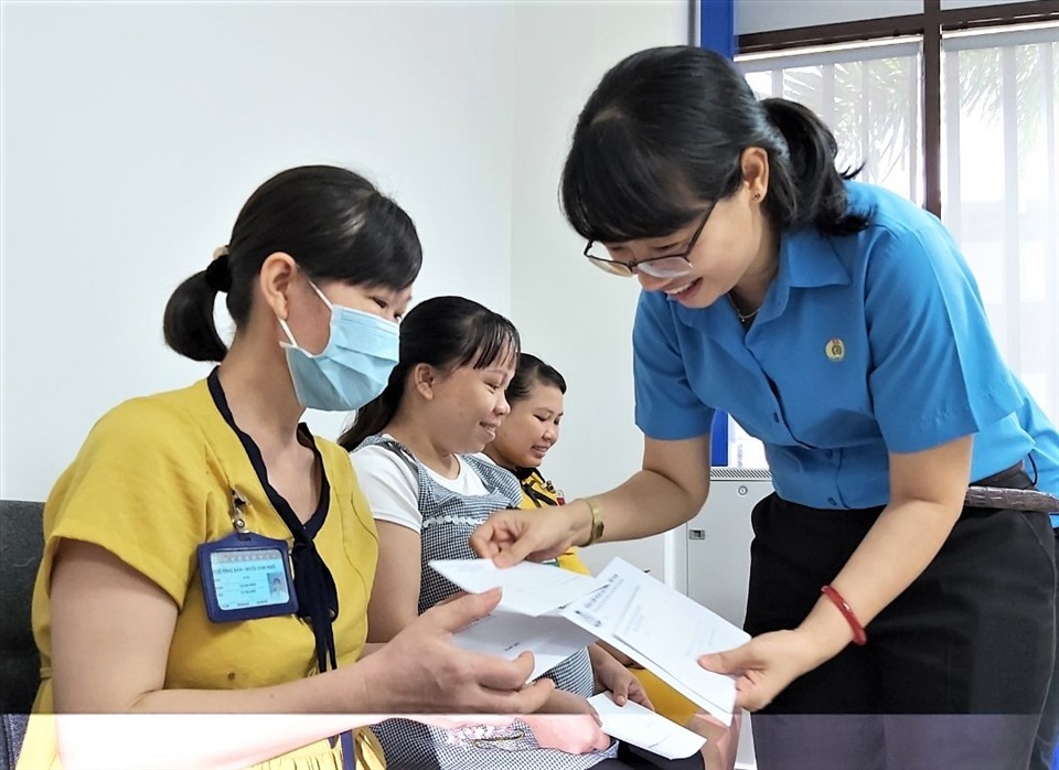 Bà Trần Thị Diệu Thúy, Chủ tịch LĐLĐ TPHCM tặng quà các nữ công nhân mang thai bị ảnh hưởng công việc do dịch COVID-19. Ảnh Nam Dương