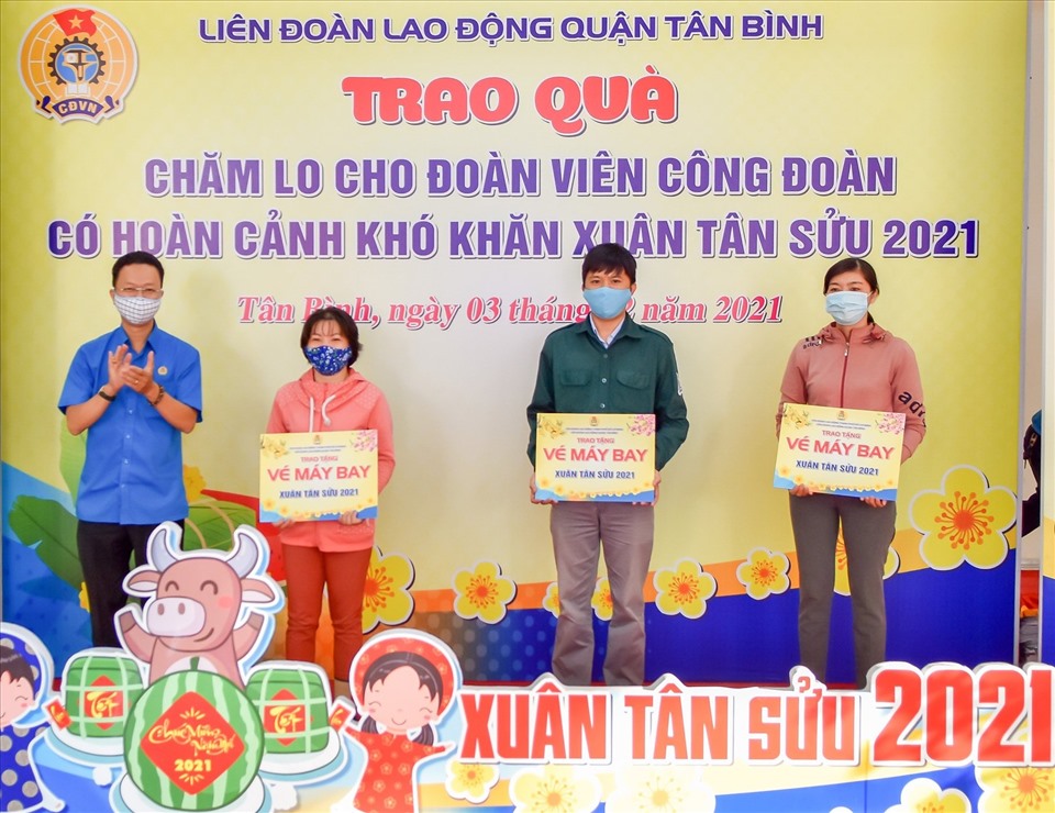Đại diện LĐLĐ TPHCM trao vé máy bay cho các công nhân lao động Quận Tân Bình về quê đón Tết Tân sửu 2021. Ảnh Đức Long