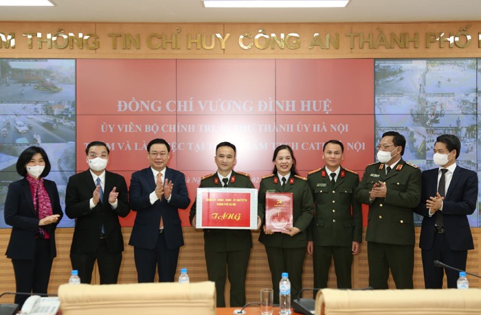 Bí thư Thành ủy Vương Đình Huệ cùng lãnh đạo Thành phố tặng quà cán bộ, chiến sĩ Trung tâm thông tin chỉ huy Công an thành phố Hà Nội.