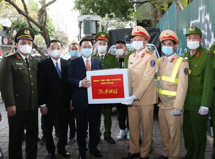 Bí thư Thành ủy Vương Đình Huệ cùng lãnh đạo Thành phố tặng quà cán bộ, chiến sĩ Tổ công tác 141 Công an Thành phố.