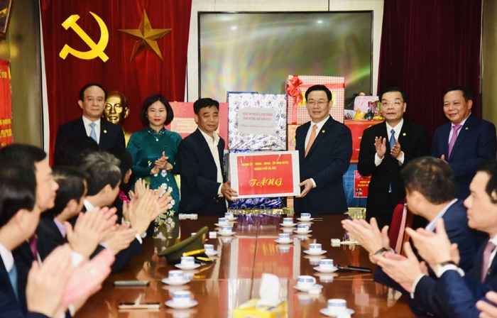 Các đồng chí lãnh đạo thành phố Hà Nội tặng quà Tết tập thể cán bộ, nhân viên Khu Di tích Chủ tịch Hồ Chí Minh tại Phủ Chủ tịch.