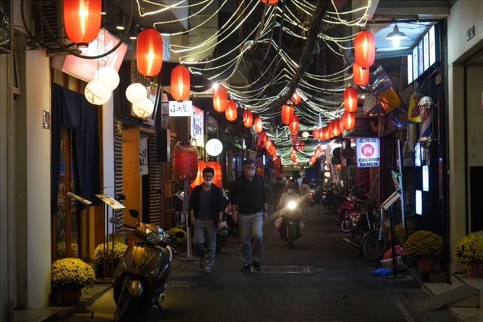 “Phố Nhật” nằm ở con hẻm trên đường Thái Văn Lung, quận 1 vắng vẻ khách du lịch do các nhà hàng đóng cửa phòng dịch COVID-19.