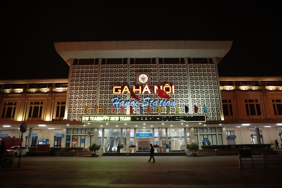 Đêm 30 Tết, ga Hà Nội vắng lặng, thưa thớt người qua lại. Chuyến tàu cuối cùng của ngày hôm nay là chuyến SE1, chở 57 hành khách, khởi hành lúc 22h20 từ ga Hà Nội.