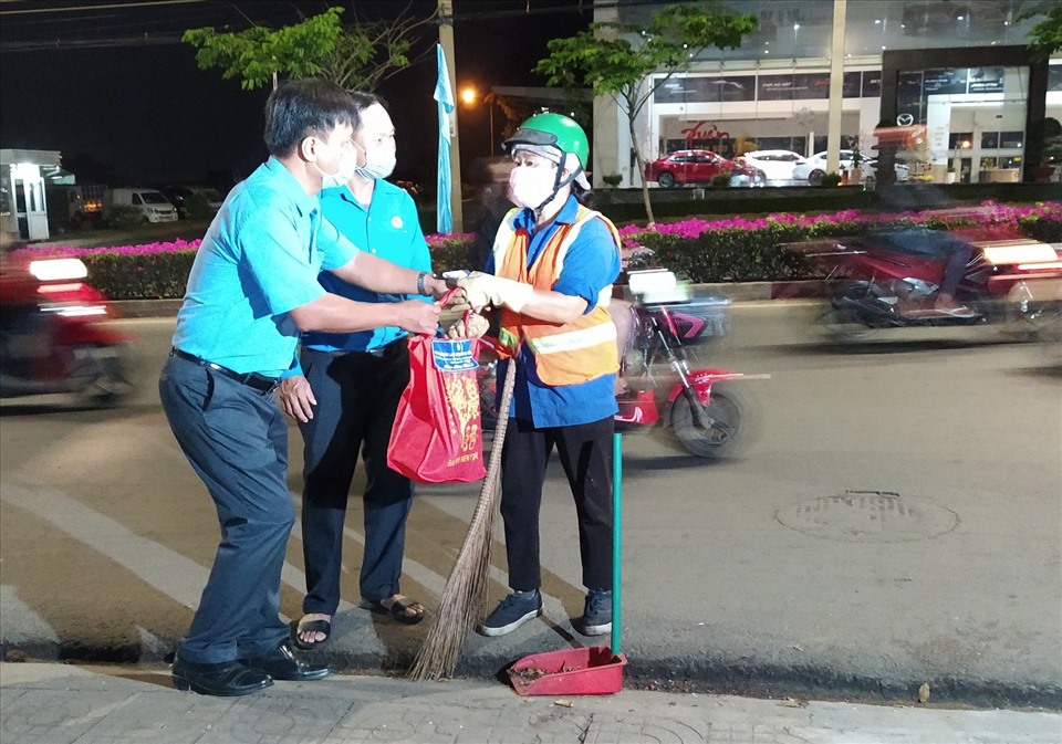 Công nhân vệ sinh xúc động khi nhận những phần quà của LĐLĐ tỉnh Bình Phước. Ảnh: Văn Sơn