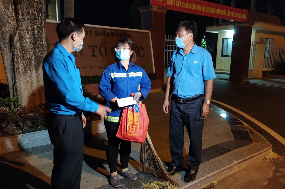 Phó chủ tịch LĐLĐ tỉnh Mạc Đình Huấn và trưởng ban Tuyên giáo LDLD tỉnh trao quà cho công nhân vệ sinh môi trường đêm giao thừa