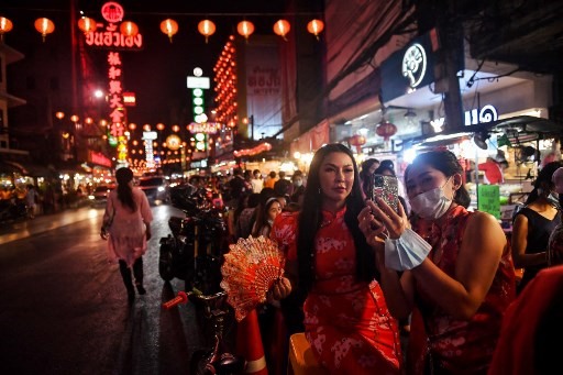 Người dân mặc trang phục truyền thống đón năm mới tại khu phố Tàu, thủ đô Bangkok, Thái Lan, đêm 11.2. Ảnh: AFP