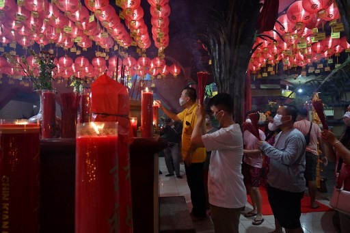 Người dân đi chùa cầu nguyện cho năm mới tốt lành tại Tangerang, Indonesia, 11.2. Ảnh: AFP