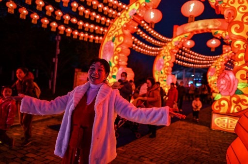 Đèn lồng trang hoàng rực rỡ chào năm mới Tân Sửu ở Vũ Hán, Trung Quốc. Ảnh: AFP