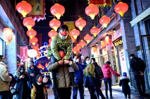 Người dân thủ đô Bắc Kinh, Trung Quốc ra đường đón giao thừa Tân Sửu. Ảnh: AFP
