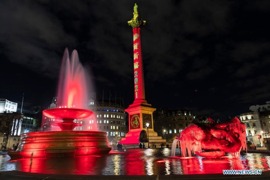 Cột Nelson ở quảng trường Trafalgar, London, Anh được thắp sáng màu đỏ rực rỡ để chào đón Tết Nguyên đán Tân sửu. Ảnh: Tân Hoa Xã