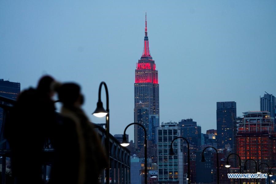 Tòa nhà Empire State ở New York, Mỹ được thắp sáng màu đỏ trong đêm giao thừa Tết Nguyên đán 11.2. Ảnh: Tân Hoa Xã