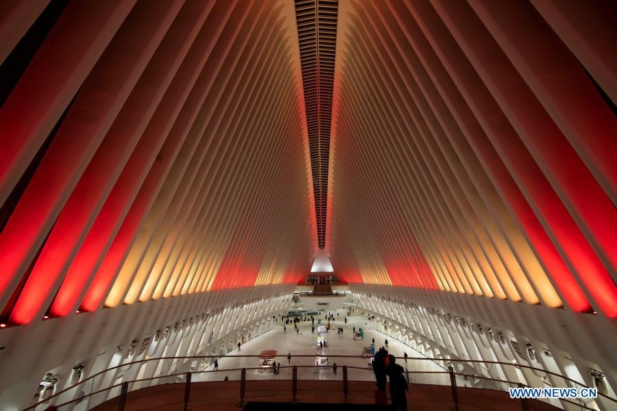 Tòa Oculus ở New York, Mỹ, rực rỡ sắc đỏ và vàng. Rất nhiều các địa danh ở New York đã được thắp sáng tương tự để chào đón Tết Nguyên đán Tân Sửu 2021. Ảnh: Tân Hoa Xã
