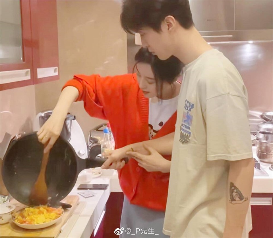 Ngoài ra, Phạm Băng Băng còn xuất hiện trong vlog của Phạm Thừa Thừa khi cô hướng dẫn cho em mình cùng nấu bữa cơm tất niên gia đình.