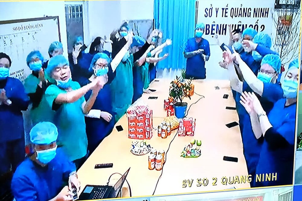 Các bác sĩ tại Bệnh viện số 2 Quảng Ninh đón Giao thừa. Ảnh: Trần Minh/Bộ Y tế