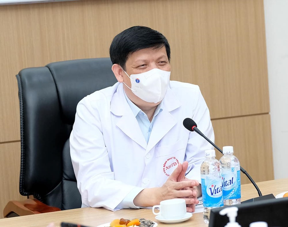 Bộ trưởng Bộ Y tế Nguyễn Thanh Long đón Giao thừa tại Bệnh viện Bệnh Nhiệt đới TƯ. Ảnh: Trần Minh/Bộ Y tế