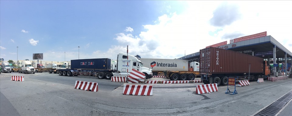 Trước cổng B cảng Tân Cảng - Cát Lái, xe container xếp hàng dài chờ qua cổng cảng lấy, xuất hàng hóa.  Ảnh: Anh Tú