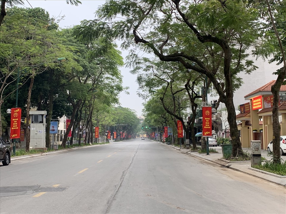 Đường phố Hà Nội đem lại cho bạn một phong cách sống đặc trưng trong miền Bắc của Việt Nam, với những con phố rất đông đúc và xung quanh là các tòa nhà cổ kính. Hãy xem hình ảnh liên quan để tận hưởng cái nhìn đẹp đến ngẩn ngơ này.