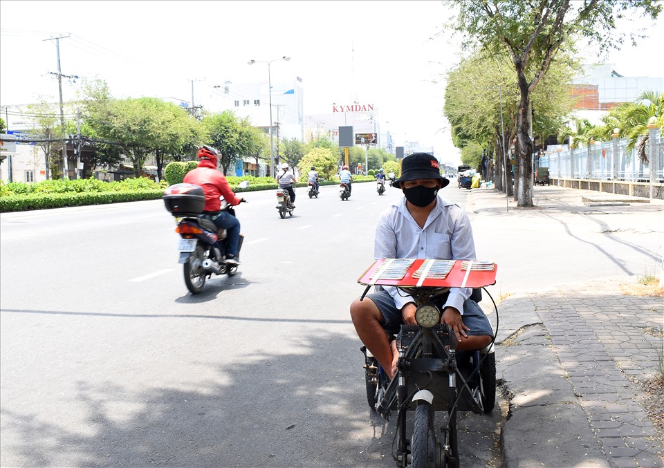 Hai người đàn ông tật nguyền bán vé số dạo ở quận Ninh Kiều, TP.Cần Thơ giữa cơn nắng gắt ngày mùng 1 tết.