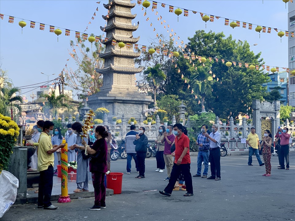 Sáng ngày mùng 1 Tết Tân Sửu, tại ngôi chùa Vĩnh Nghiêm (Quận 3, TPHCM) nổi tiếng ngay tại trung tâm thành phốm người dân đổ về đây lễ chùa cầu may trong sáng mùng 1 đầu năm trong không khí bình yên, không hối hả.