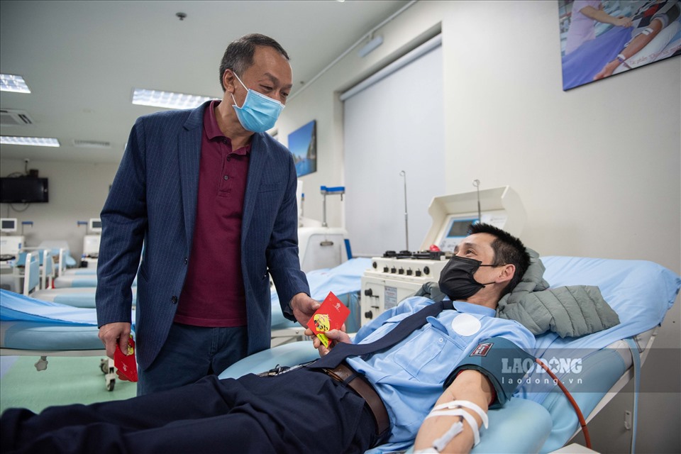 Gặp gỡ đầu năm, TS. Bạch Quốc Khánh, Viện trưởng Viện Huyết học – Truyền máu TW đã đến mừng tuổi các tình nguyện viên tham gia hiến máu.