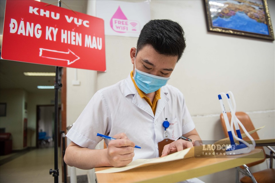 Bác sĩ Trần Hải Long, khoa Hóa Sinh, đang được lấy máu xét nghiệm trước khi vào hiến tiểu cầu. Anh cho biết mình đã hiến máu được khoảng 10 lần. Việc lấy máu xét nghiệm để kiểm tra xem máu của người hiến có đủ tốt không, cũng như để sàng lọc các loại bệnh.