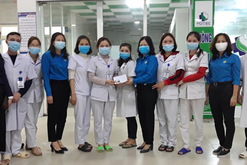 Tặng quà cho các nhân viên y tế ở thị xã Hồng Lĩnh. Ảnh: CĐ.