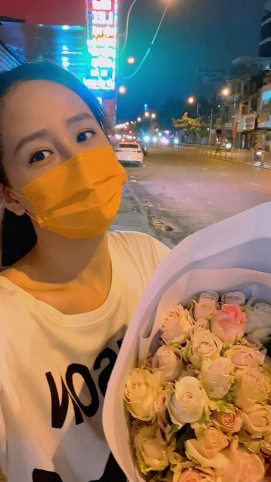 Hoa hậu Mai Phương Thúy đón một cái Tết xa nhà. Cô chia sẻ rằng, lần đầu tiên đêm 30 không ngủ ở căn nhà thơ ấu và nhớ gia đình rất nhiều.