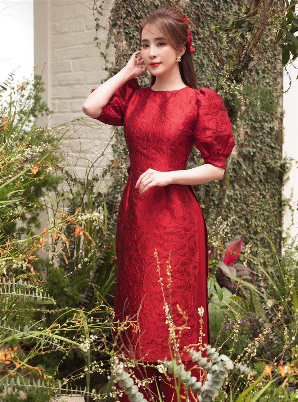 Nữ diễn viên Quỳnh Nga hút mọi ánh nhìn khi diện tà áo dài đỏ rực rỡ, như một lời chúc may mắn đến khán giả nhân dịp đầu năm Tân Sửu 2021. Ảnh: NSCC.