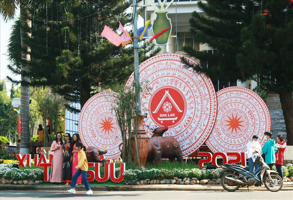 Ngay từ sáng sớm, rất nhiều người dân ở đô thị sôi động, phát triển nhất ở tỉnh Đắk Lắk đã đổ ra đường cùng bạn bè, người thân du xuân và chụp ảnh lưu niệm ở những góc đẹp nhất trong thành phố. Ảnh: Bảo Trung