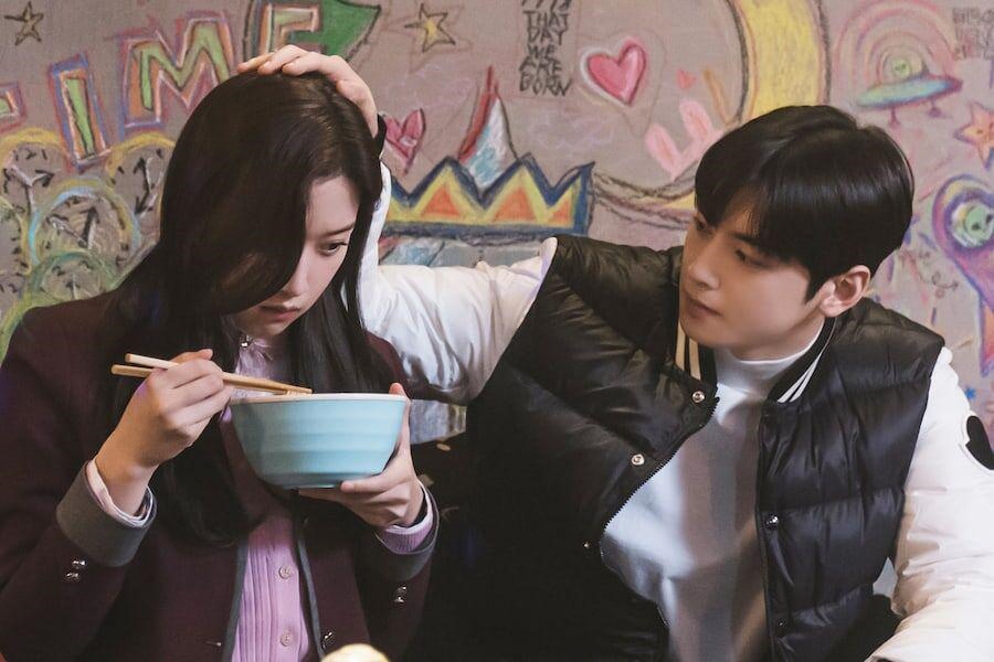 Cuối năm 2020, Cha Eun Woo gây chú ý đóng chính phim truyền hình “True Beauty” (Vẻ đẹp đích thực) của đài tvN cùng Moon Ga Young và Hwang In Yeop.  Ảnh cắt phim.