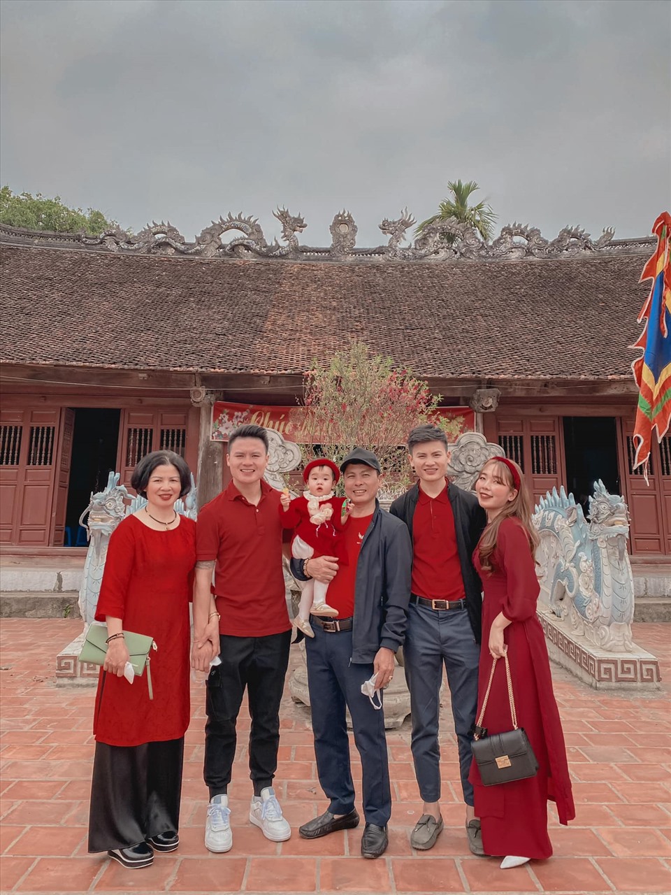 Quang Hải khoe ảnh đi chùa cùng với gia đình. Ảnh: FBNV