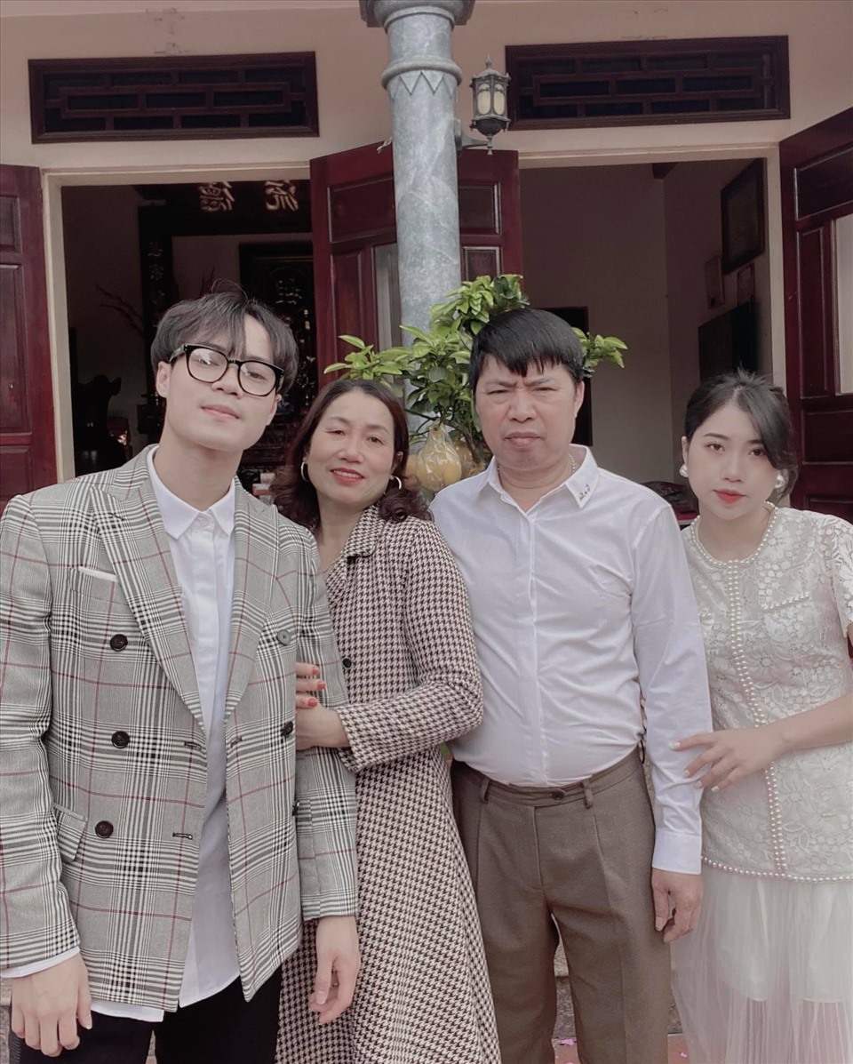 Văn Toàn cũng khoe ảnh chụp cùng gia đình.
