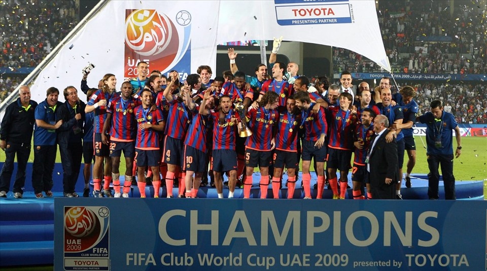 Barcelona là đội đầu tiên trên thế giới giành 6 chức vô địch trong 1 năm. Ảnh: FIFA