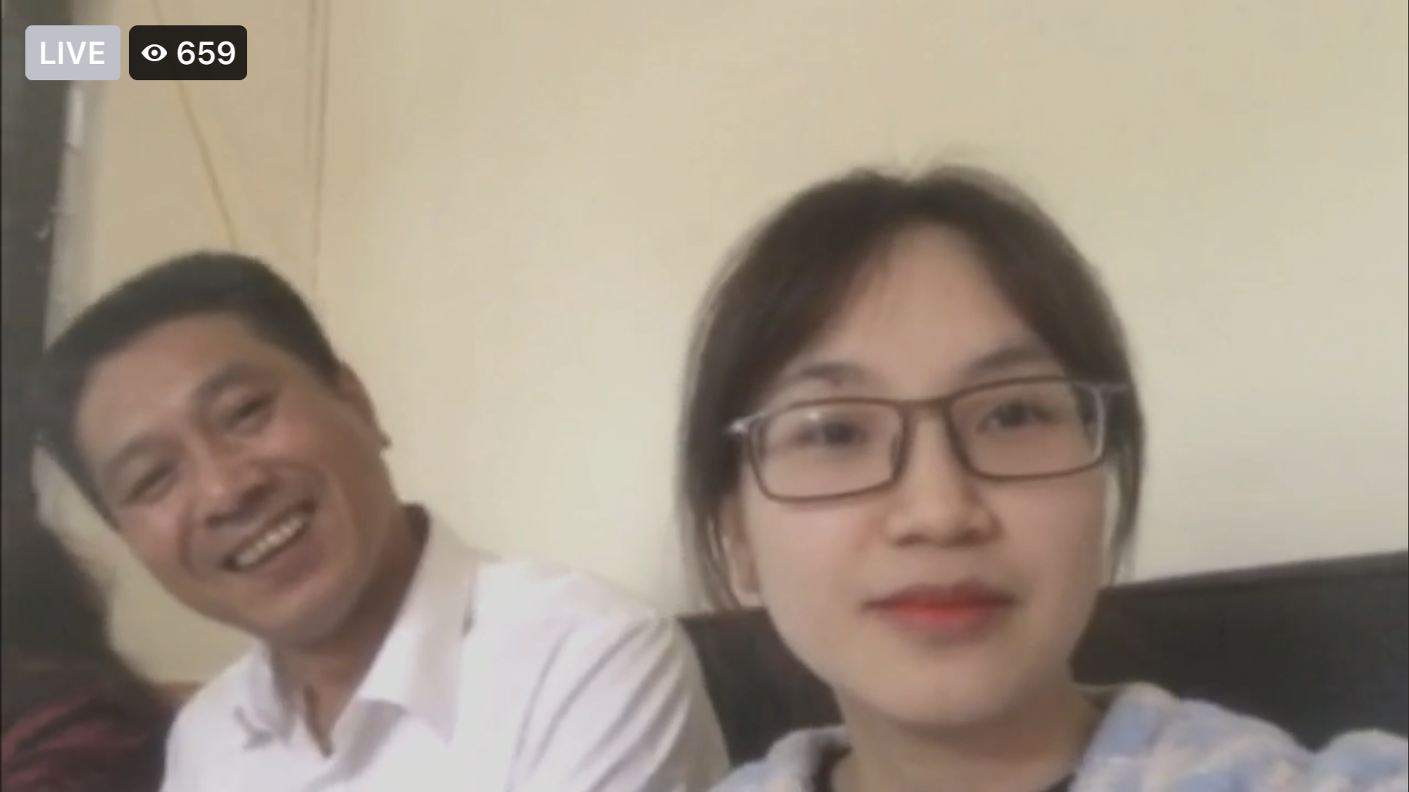 Chị Trang trò chuyện livestream cùng với người chồng của mình. Ảnh chụp màn hình. Ảnh: Bảo Hân