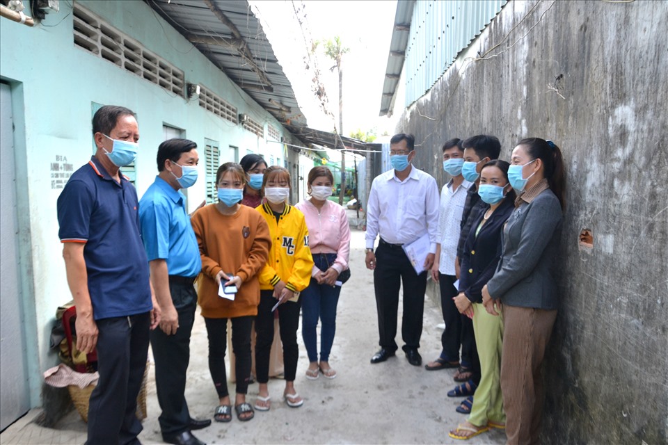 Chủ tịch LĐLĐ tỉnh Kiên Giang Trần Thanh Việt thăm công nhân không về quê đón Tết đang sống tại nhà trọ tại khu vực Cảng cá Tắc Cậu. Ảnh: Lục Tùng