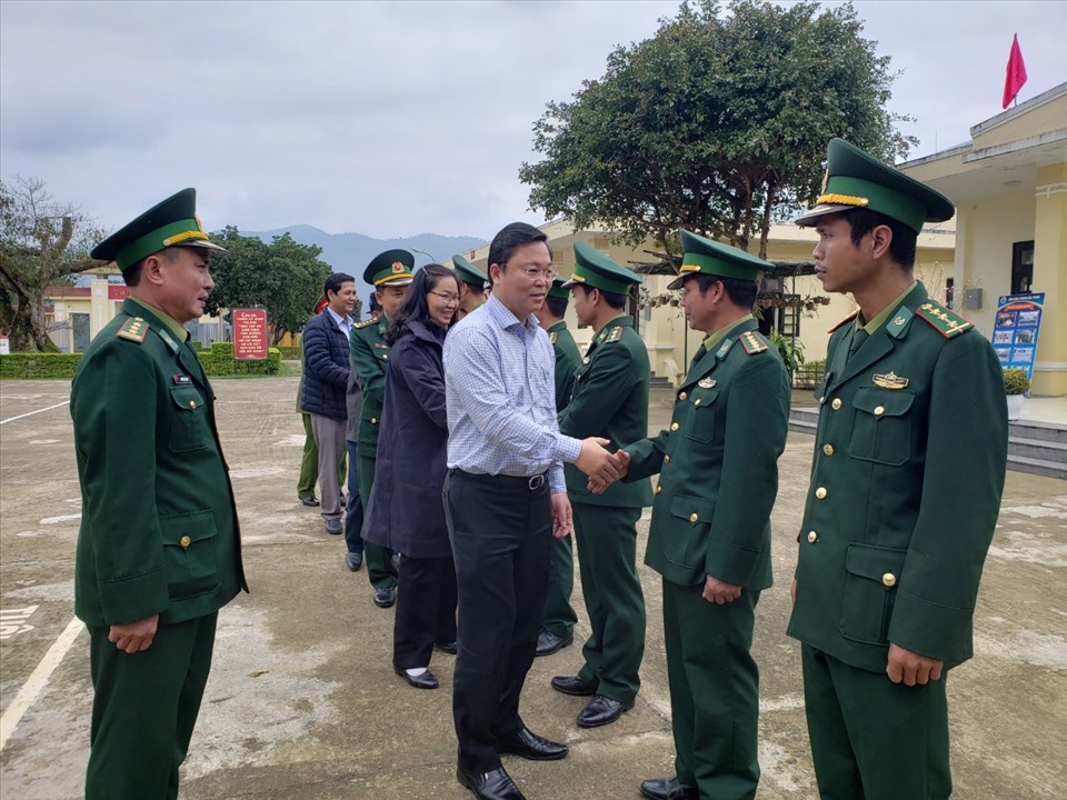 Ông Lê Trí Thanh -Chủ tịch UBND tỉnh Quảng Nam thăm, động viện cán bộ, chiến sĩ các đồn biên phòng trên tuyến biên giới Nam Giang.