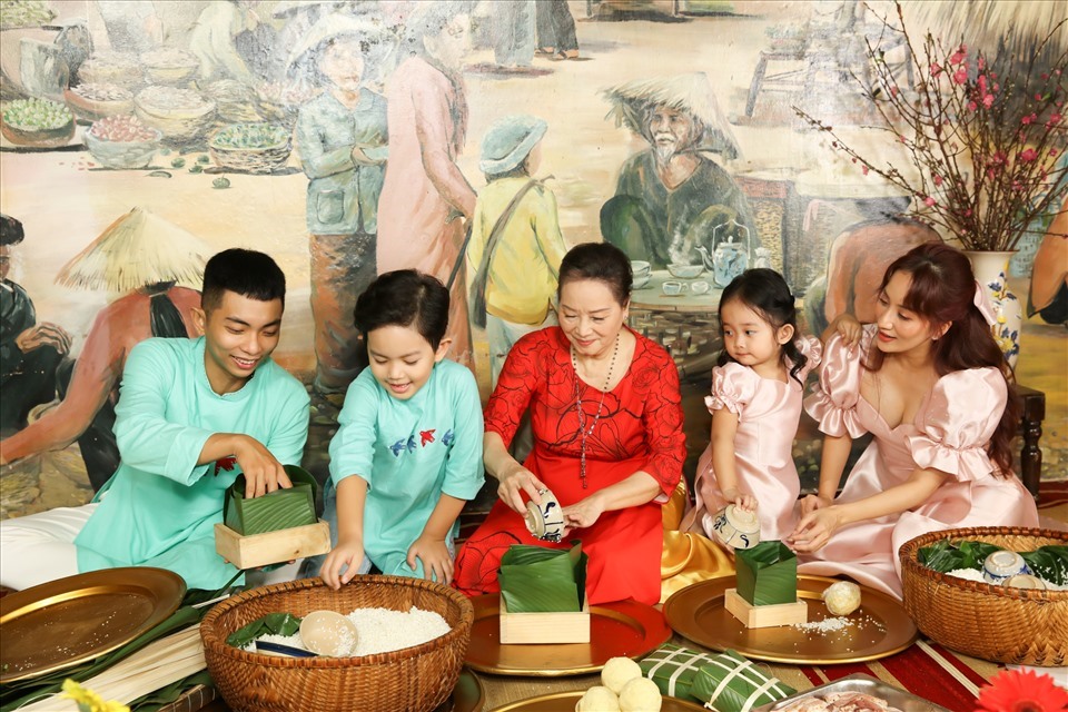 Gia đình Khánh Thi cùng sum vầy gói bánh chưng nhân dịp đầu năm mới. Ảnh: Anh Kiệt.