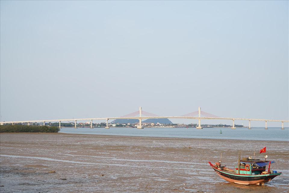 Cầu Cửa Hội là niềm mơ ước của nhân dân vùng biển Nghệ An-Hà Tĩnh, không chỉ có ý nghĩa về mặt giao thông, mà còn là biểu tượng của văn hóa-nối liền đôi bờ Ví Giặm. Ảnh: QĐ