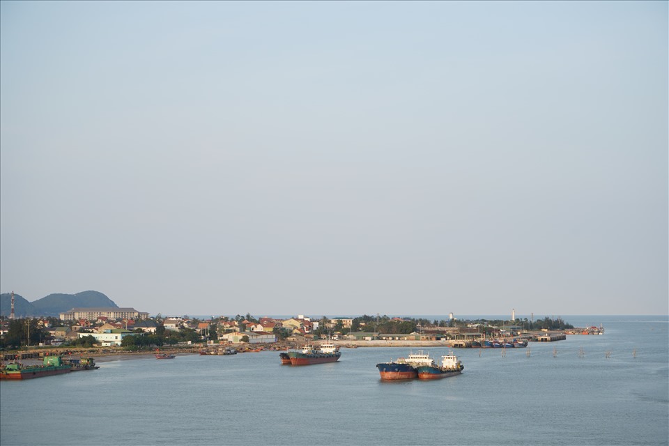 Cầu Cửa Hội nối liền tuyến đường ven biển Thanh-Nghệ-Tĩnh, tọa lạc tại cửa biển lớn của xứ Nghệ. Từ trên cầu, phong cảnh biển Cửa Hội đẹp như tranh thủy mặc. Ảnh: QĐ