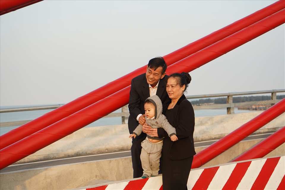 Khoảnh khắc hạnh phúc của hai ông bà cùng với cháu trên cầu Cửa Hội. Ảnh: QĐ