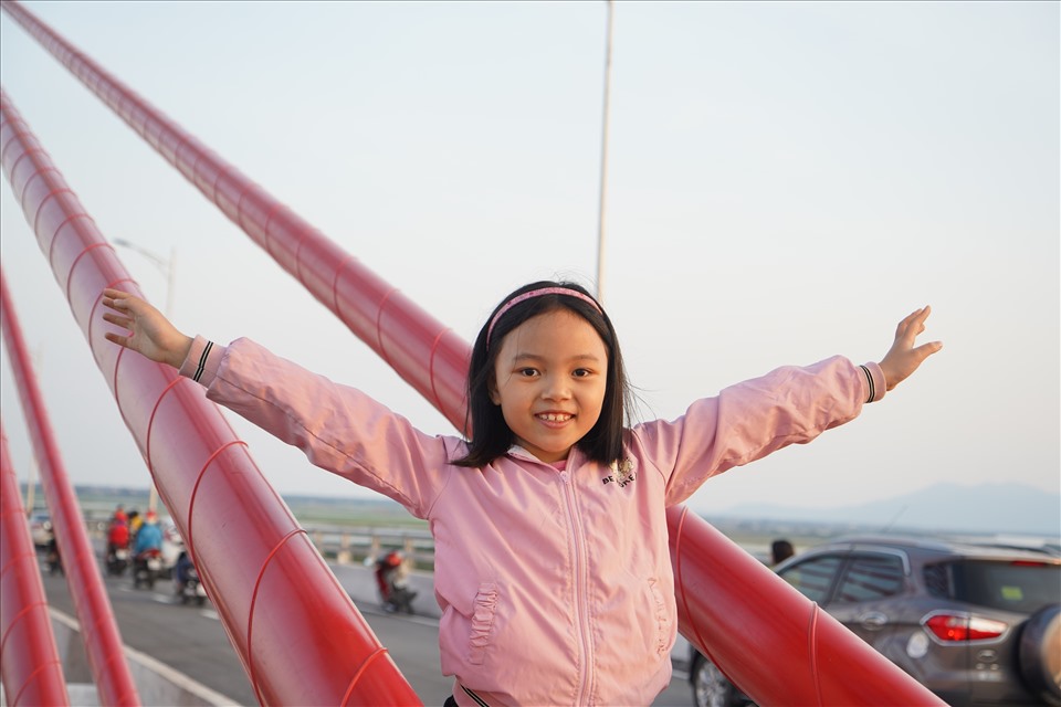 Bé gái hạnh phúc lần đầu tiên được đứng trên cầu cầu dài nhất miền Trung. Ảnh: QĐ