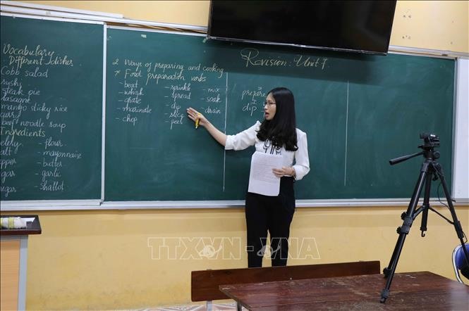 Giáo viên trường THCS Nguyễn Đăng Đạo, thành phố Bắc Ninh giảng bài trực tuyến cho học sinh học tại nhà. Ảnh: Thanh Thương /TTXVN