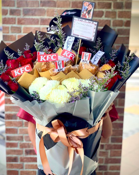 Ngày càng có nhiều cặp đôi trao nhau những bó hoa thức ăn nhanh thú vị không chỉ cho ngày lễ tình nhân mà còn cho ngày kỷ niệm, sinh nhật và các dịp khác.