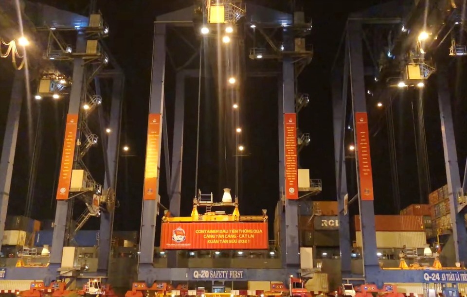 Container đầu tiên thông qua cảng Tân Cảng-Cát Lái đêm 30 Tết . Ảnh: T.C