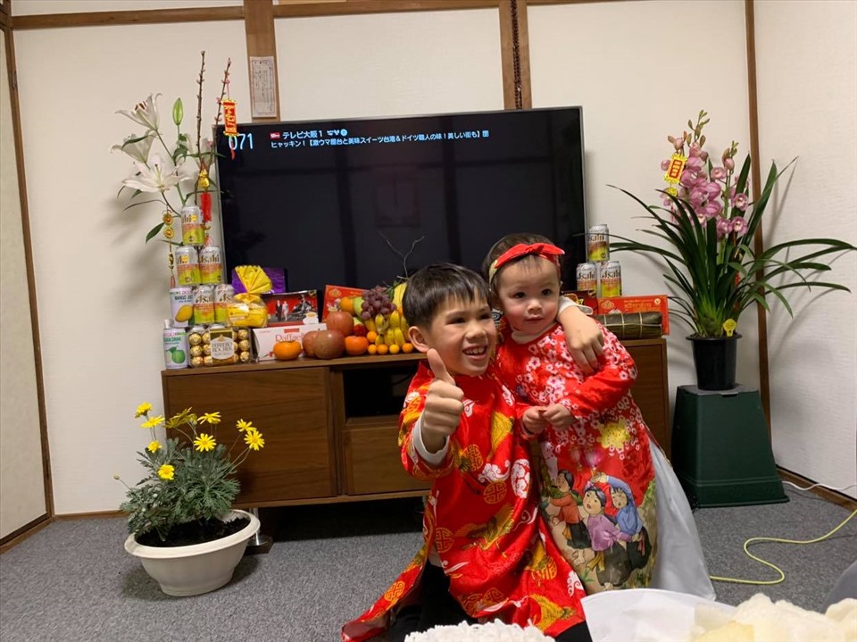 Các con của chị Hương được mẹ sắm áo dài đỏ truyền thống để đón Tết Nguyên đán. Ảnh: NVCC